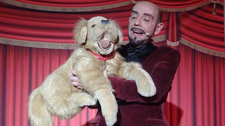 Marcelini und Hund Oskar lieferten sich einen genussvollen Schlagabtausch auf der Bühne.       -  Marcelini und Hund Oskar lieferten sich einen genussvollen Schlagabtausch auf der Bühne.