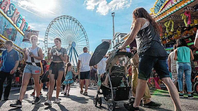 Sommer auf dem Kiliani       -  Trotz schweißtreibender Temperaturen kamen am Wochenende wieder Tausende zum Festplatz.