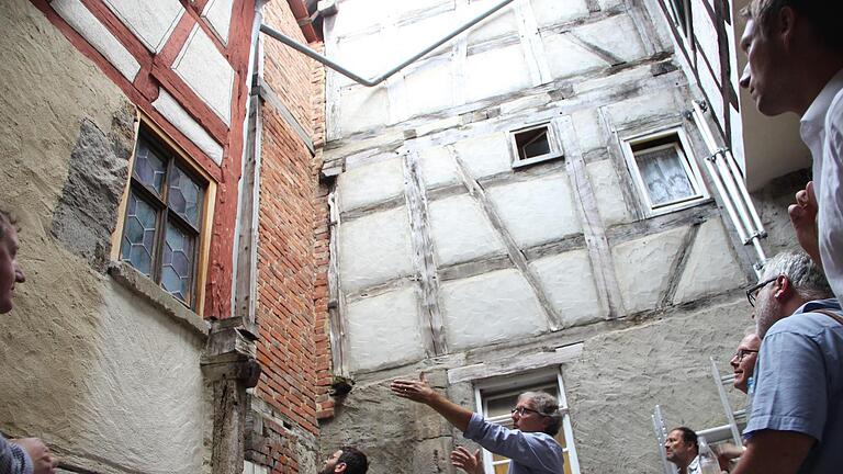 Stefan Lochner stellt den Hausforschern den Innenhof seines Anwesens am Anger vor. Das Gebäude gehört zu den ältesten im Stadtgebiet. Der authentische Erhalt liegt dem Münnerstädter Restaurator und seiner Frau Sabine, einer Architektin, sehr am Herzen. Foto: Heike Beudert       -  Stefan Lochner stellt den Hausforschern den Innenhof seines Anwesens am Anger vor. Das Gebäude gehört zu den ältesten im Stadtgebiet. Der authentische Erhalt liegt dem Münnerstädter Restaurator und seiner Frau Sabine, einer Architektin, sehr am Herzen. Foto: Heike Beudert