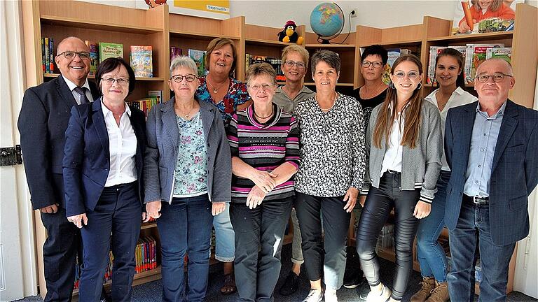 Das Büchereiteam mit Bürgermeister Achim Müller (links) in der neuen Kinderbücherei.