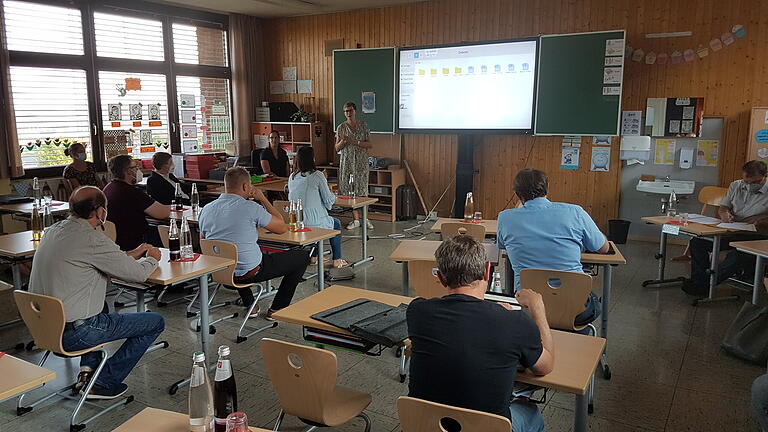 Mal wieder die Schulbank drücken: Die Marktgemeinderäte von Oberelsbach erkannten den Unterricht in den Klassenzimmern der Valentin-Rathgeber-Grundschule in Weisbach nicht wieder. Im Bild ist der Hausaufgaben-Raum des Horts zu sehen, welcher ebenfalls im Schulgebäude untergebracht ist.