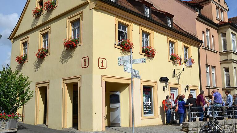 Das Nieser-Haus am Aufgang zur alten Mainbrücke (hier in einer Aufnahme von 2017) kann auf eine lange Geschichte blicken. Seit 1988 nutzt die Stadt das Gebäude als Touristinfo.