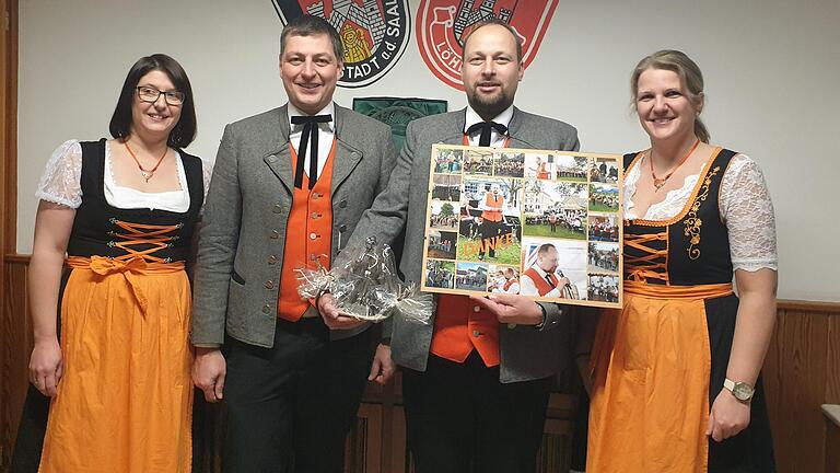 Eine besondere Ehrung wurde Christian Sterzinger (Dritter von links) in der Jahresversammlung zuteil. Die Vorsitzenden Andrea Sitzmann, Daniel Krisam und Manuela Christ (von links) bedankten sich mit einer Fotocollage und einem Schraubenmännchen als Dirigent,  für seine über 15-jährige Tätigkeit als zweiter Dirigent in der Musikkapelle Löhrieth e.V.