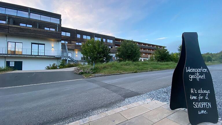 Fünf Ferienwohnungen entstehen im westlichen Teil (links im Bild) des Volkacher 'Sonnenhotel Weingut Römmert'. Der Volkacher Bauausschuss machte dafür den Weg frei.