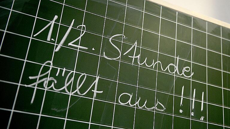 Unterrichtsausfall       -  Anders als die Regierung von Unterfranken ist die unterfränkische Gewerkschaft Erziehung und Wissenschaft mit der Lehrerversorgung an unterfränkischen Schulen nicht zufrieden. &bdquo;An jeder Schule fehlt eine Lehrkraft&ldquo;, sagt GEW-Bezirksverbandsvorsitzender Martin Heilig zum Schulanfang.