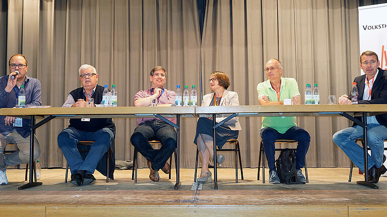 Über Sinn und Unsinn von Mundart diskutierten (von links) Moderator Dominik Eichhorn, Walter Tausendpfund, Christian Dennert, Birgit Speckle, Arno Boas und Benedikt Feser.