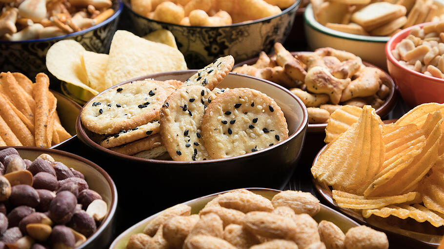 Snacks auf Gentlemen Bar       -  Salzige Snacks und hochprozentige Edeltropfen sind die perfekte Mischung auf einer Gentlemen Bar.