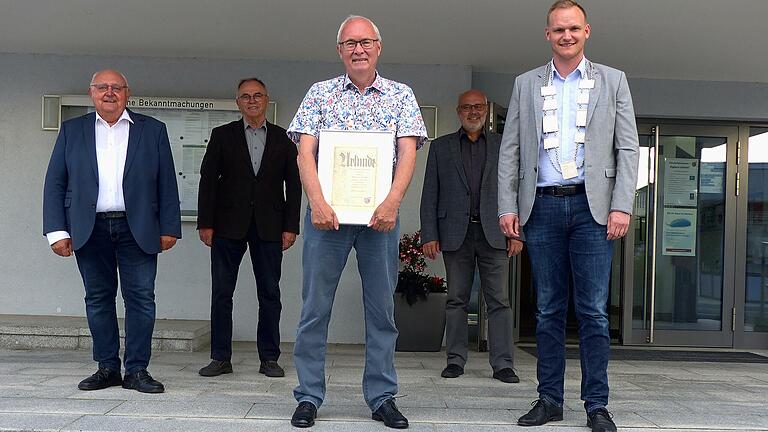 Vier Bürgermeister und ein (ehemaliger) Geschäftsleiter: Vor dem Rathaus in Oerlenbach zeigten sich Siegfried Erhard, Gerhard Fischer, Franz Kuhn und Nico Rogge zusammen mit Werner Rauh (vorne mit Urkunde). Der langjährige Geschäftsleiter erhielt zum Abschied aus dem Berufsleben die Bürgermedaille der Gemeinde und einen Ruhesessel.       -  Vier Bürgermeister und ein (ehemaliger) Geschäftsleiter: Vor dem Rathaus in Oerlenbach zeigten sich Siegfried Erhard, Gerhard Fischer, Franz Kuhn und Nico Rogge zusammen mit Werner Rauh (vorne mit Urkunde). Der langjährige Geschäftsleiter erhielt zum Abschied aus dem Berufsleben die Bürgermedaille der Gemeinde und einen Ruhesessel.