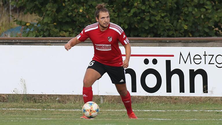 Tobias Bürkner (im Bild) vom SC Schwarzach erzielte in der Partie gegen die FG Marktbreit-Martinsheim ein Tor. Die Schwarzacher setzten sich in der dritten Runde des Toto-Pokal-Wettbewerbs auf Kreisebene durch.