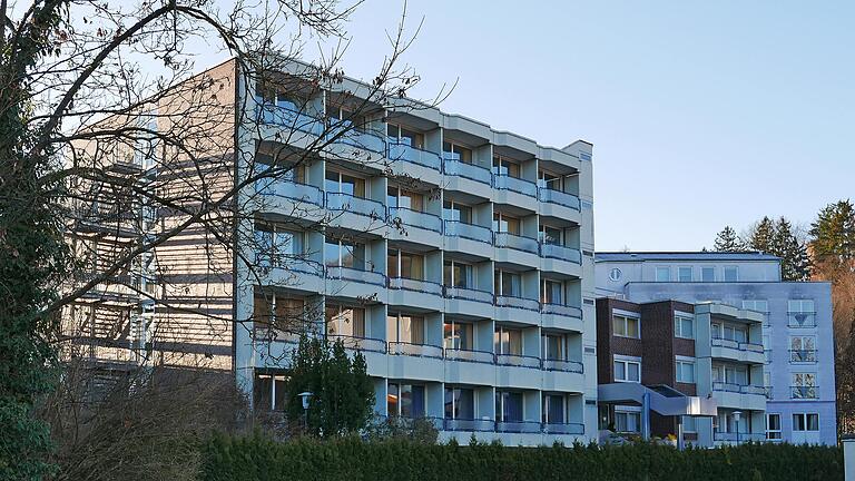 Als Norbert Zimmermann aus Gemünden seine Frau in der Klinik Lohrey im hessischen Bad Soden-Salmünster besuchen will, kommt er kaum hinein. Der Haupteingang sei zugesperrt gewesen.