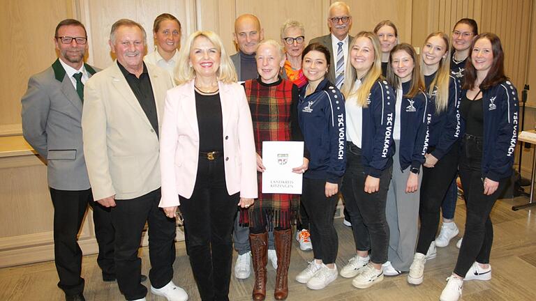 Eine ganze Reihe an aktiven Sportlerinnen und Sportlern wurden am Freitagabend von Landrätin Tamara Bischof mit Ehrenplaketten in Gold ausgezeichnet. Eine ganze Reihe an aktiven Sportlerinnen und Sportlern wurden am Freitagabend von Landrätin Tamara Bischof mit Ehrenplaketten in Gold ausgezeichnet.