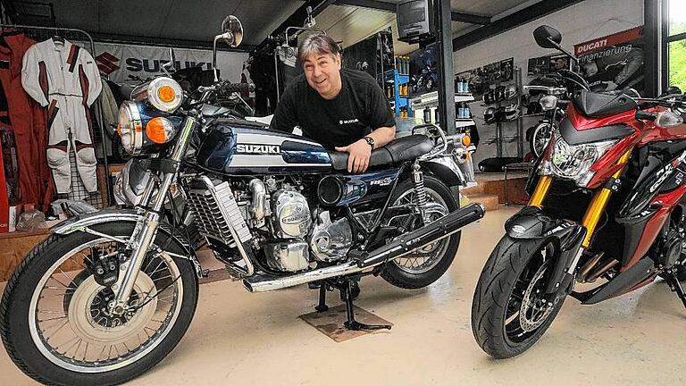 Manfred Demant mit der 40 Jahre alten Suzuki RE5 mit Wankelmotor, die ein Kunde aus dem Raum Frankfurt seiner Werkstatt in Goßmannsdorf anvertraut hat, rechts daneben eine Suzuki heutiger Bauart. Manfred Demant mit der 40 Jahre alten Suzuki RE5 mit Wankelmotor, die ein Kunde aus dem Raum Frankfurt seiner Werkstatt in Goßmannsdorf anvertraut hat, rechts daneben eine Suzuki heutiger Bauart.