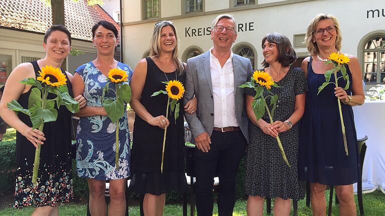 Ein eingespieltes Team, das gut harmonierte: Klaus Schemmerling und die Frauenriege im Vhs-Büro. Bei der Verabschiedung überreichten (von links) Christiane Smart, Annett Golly-Gottwald, Nadine Bötsch sowie (von rechts) Lydia Bangert und Bettina Diepholtz ihrem scheidenden Chef eine Sonnenblume, passend zur sonnigen Atmosphäre am Arbeitsplatz.