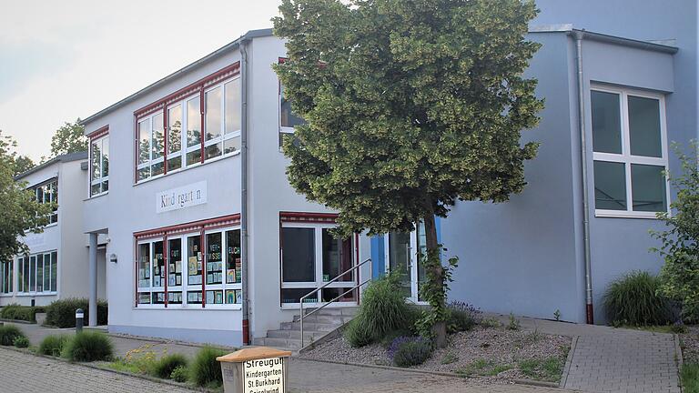 Viel zu wenig Platz im Geiselwinder Kindergarten: Die Gemeinde muss und will einen neuen, weiteren Kindergarten bauen. Der Träger des bisherigen, die katholische Kirche, lehnt eine finanzielle Beteiligung bei An- und Neubau ab.