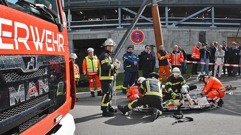 Im Einsatz war bei der Übung auch das automatische Herz-Lungen-Wiederbelebung- Unterstützungssystem „Lucas“. Damit bekam der Patient auch auf dem Transport nach unten weiterhin die mechanische Herzdruckmassage.       -  Im Einsatz war bei der Übung auch das automatische Herz-Lungen-Wiederbelebung- Unterstützungssystem „Lucas“. Damit bekam der Patient auch auf dem Transport nach unten weiterhin die mechanische Herzdruckmassage.