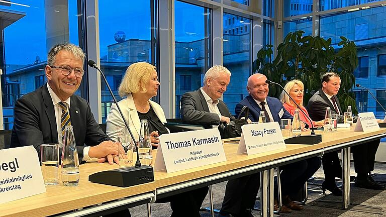 Das Lachen vergeht ihm trotzdem nicht: Auf höchster Ebene konnte der Rhön-Grabfelder Landrat Thomas Habermann (Dritter von rechts) mit rund 50 Kolleginnen und Kollegen aus Bayern bei der Bundesregierung Sorgen und Nöte der Kommunen ansprechen. Auch Innenministerin Nancy Faeser von der SPD (Zweite von links) hörte sich die Klagen der Landkreise in Bezug auf Migration, Gesundheitspolitik und Wirtschaft an. Das Lachen vergeht ihm trotzdem nicht: Auf höchster Ebene konnte der Rhön-Grabfelder Landrat Thomas Habermann (Dritter von rechts) mit rund 50 Kolleginnen und Kollegen aus Bayern bei der Bundesregierung Sorgen und Nöte der Kommunen ansprechen. Auch Innenministerin Nancy Faeser von der SPD (Zweite von links) hörte sich die Klagen der Landkreise in Bezug auf Migration, Gesundheitspolitik und Wirtschaft an.