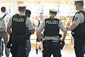 Der Polizei, wie hier im Hauptbahnhof Würzburg, obliegt die Kontrolle der Corona-Verordnungen. Aber auch die Ordnungsämter haben 'Befugnis und Auftrag' zur Kontrolle von Ordnungswidrigkeiten.