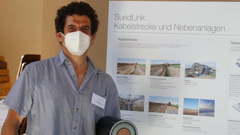 Christian Lüth von TransnetBW zeigt die Dimension des Kabels, das in der Südlinktrasse verlegt wird. Foto: Hilmar Ruppert       -  Christian Lüth von TransnetBW zeigt die Dimension des Kabels, das in der Südlinktrasse verlegt wird. Foto: Hilmar Ruppert