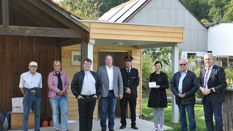 Neue Sanitäreinrichtung an der Achatiuskapelle (von rechts): Bürgermeister Joachim Markert, Alfred Beetz und Anna Sophie Kissick von der Leader-Aktionsgruppe Badisch-Franken, Abteilungskommandant Markus Bach, Ortsvorsteher Wolfgang Haun, Pfarrer Oliver Störr sowie Elke Krappel und Anton Schwab vom Kirchenbauförderverein.