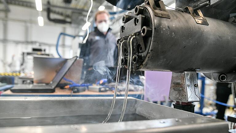 Erhitztes und damit flüssiges Plastik ist die Materie, mit dem sich das Kunststoffzentrum SKZ in Würzburg intensiv auseinandersetzt. Dabei geht es um die Verfeinerung der Mixturen. Erhitztes und damit flüssiges Plastik ist die Materie, mit dem sich das Kunststoffzentrum SKZ in Würzburg intensiv auseinandersetzt. Dabei geht es um die Verfeinerung der Mixturen.