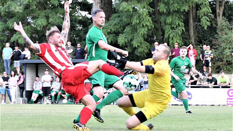 Mächtiger Einsatz: Der Üchtelhausener Jeremy Mantel (links) geht volles Risiko gegen den Unterspiesheimer Keeper Maximilian Schneider; dessen Teamkollege Martin Hillenbrand kann nicht mehr eingreifen. Mächtiger Einsatz: Der Üchtelhausener Jeremy Mantel (links) geht volles Risiko gegen den Unterspiesheimer Keeper Maximilian Schneider; dessen Teamkollege Martin Hillenbrand kann nicht mehr eingreifen.