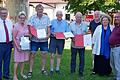 Bei der 50-Jahr-Feier des SDP-Ortsvereins Bergtheim- Hausen- Unterpleichfeld/Burggrumbach präsentieren sich (von links) Landtagsabgeordneter Volkmar Halbleib, Ortsvereinsvorsitzende Monika Fischer mit der Gründungsurkunde, die geehrten Mitglieder Karlheinz Vollmuth, Günther Gumpert und Gerald Horling sowie stellvertretender Vorsitzender Edmund Bauch (Hausen), Bezirkstagsvizepräsidentin Eva Maria Linsenbreder und stellvertretender Vorsitzender Eugen Wyrwinski (Burggrumbach).
