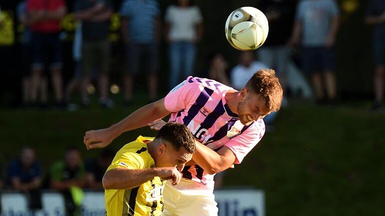 Bei diesem Kopfballduell setzt sich Tim Hüttl vom TSV Aubstadt (rechts) gegen Andreas Jünger von der DJK Vilzing durch.