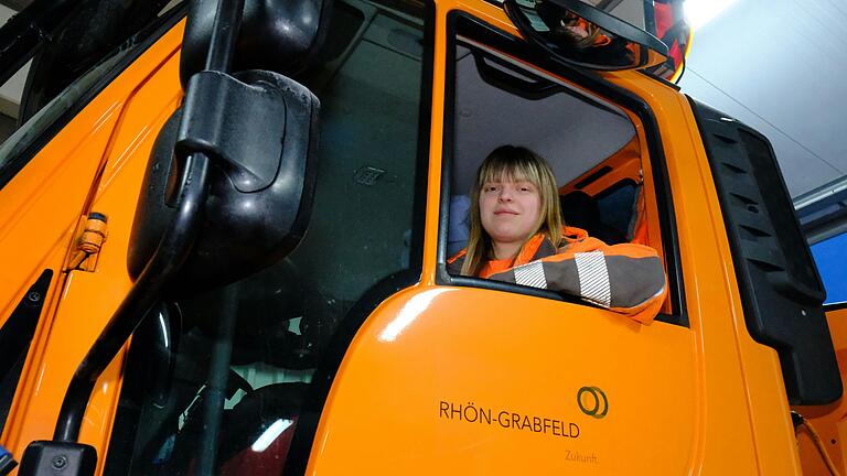 Regina Leier ist bereit für ihren Einsatz mit dem Unimog als Streu- und Räumfahrzeug. Regina Leier ist bereit für ihren Einsatz mit dem Unimog als Streu- und Räumfahrzeug.