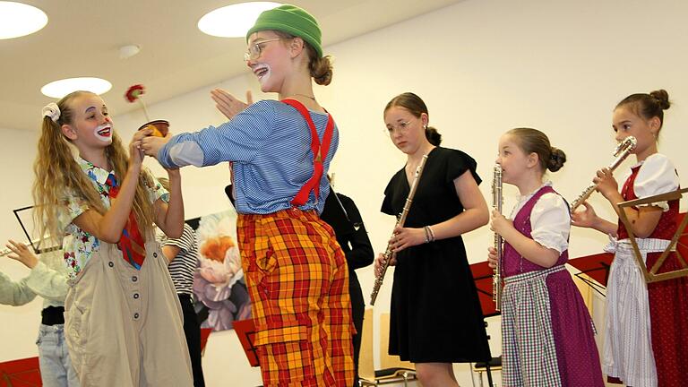 Klangvoll und lustig ging es beim Musikschulkonzert in Gerolzhofen auf der Bühne zu. Zwei Clowns unterstützten auf heitere Art die Vorträge der Querflötengruppe.