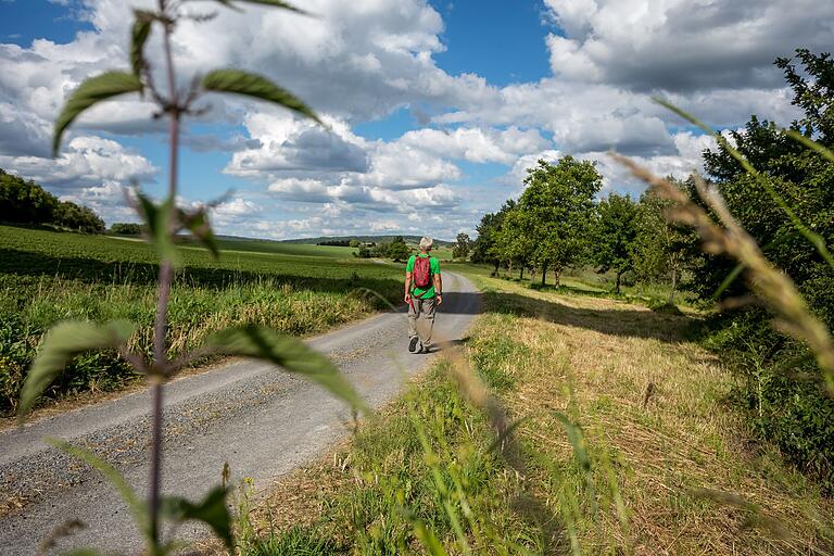 Unterwegs auf dem Erlebnispfad 'Im G´spring' durch eine abwechslungsreiche Landschaft.