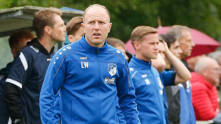 Lukas Weimer, Trainer des TSV Uettingen, gewann mit seiner Mannschaft in der dritten Runde des Toto-Pokal-Wettbewerbs im Fußball-Kreis Würzburg gegen den TSV Kleinrinderfeld um Spielertrainer Dennie Michel.