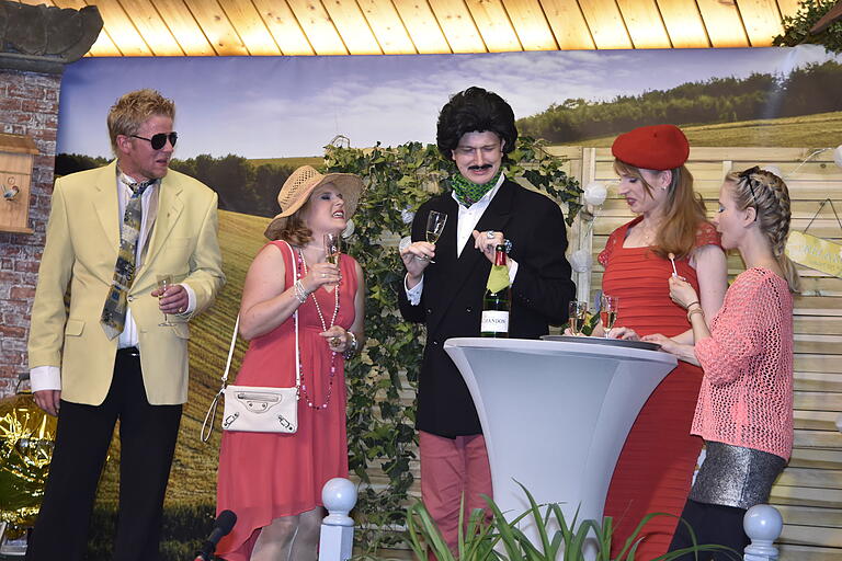 Die Familie Grün feiert die vermeintliche Erbschaft mit Rudi (Dritter von rechts) und Madame Paris (Zweite von rechts). Die Familie Grün feiert die vermeintliche Erbschaft mit Rudi (Dritter von rechts) und Madame Paris (Zweite von rechts).