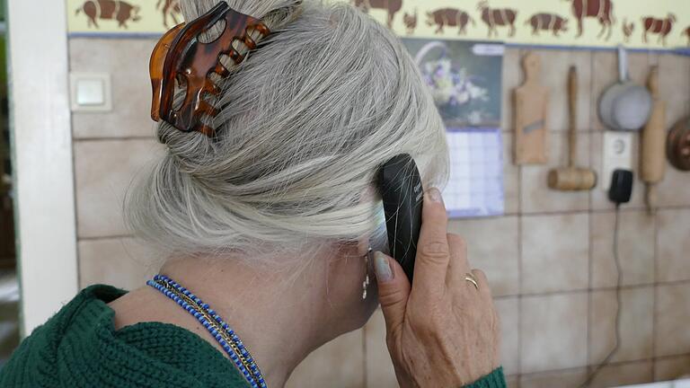 Alleinstehende Senioren sind häufig Ziel, wenn es um Enkeltrickbetrügereien am Telefon geht (Symbolbild). Alleinstehende Senioren sind häufig Ziel, wenn es um Enkeltrickbetrügereien am Telefon geht (Symbolbild).