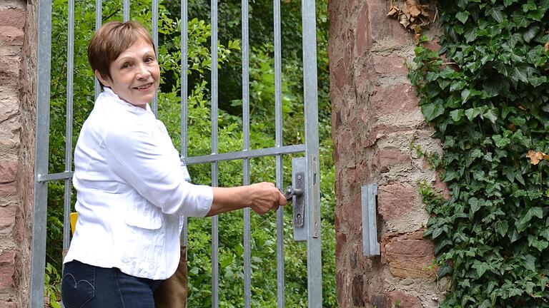 Lotte Bayer (hier 2014 als Stadtführerin auf dem Weg zum Ronkarzgarten) wurde 82 Jahre alt.