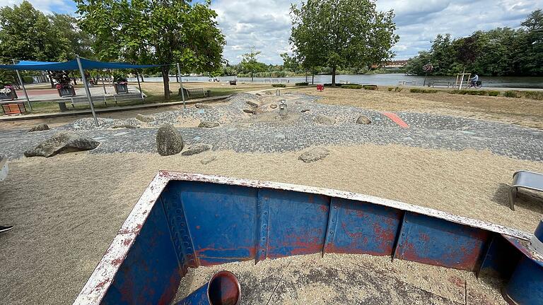 Für die Kinder der Wasserspielplatz bei der Alte Synagoge in Kitzingen und für die Eltern ein toller Ausblick auf den Main.&nbsp;