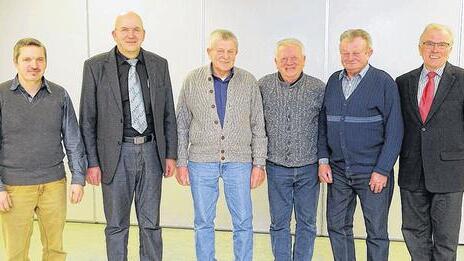 Für 25 Jahre Treue zum Verein ausgezeichnet: Ewald Seifert (55 Jahre, dritter von links), ehemaliger Dirigent Adolf Herda und Hilmar Seifert (65 Jahre, vierter und fünfter von links). Gratuliert haben (von links) Bürgermeister Michael Hey, erster Vorsitzender Winfried Warmuth und Repräsentant und Kassier der Sängergruppe Rhön Grabfeld, Friedbert Fuchs (rechts).