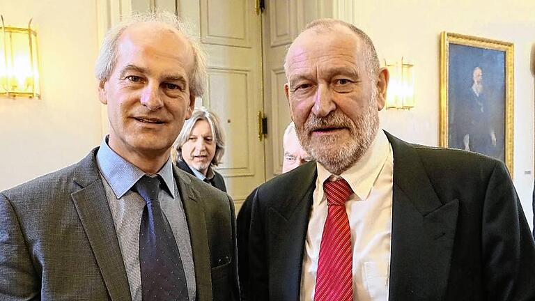 Der neue und der alte Leiter des Würzburger Staatsarchivs: Klaus Rupprecht (links) und Werner Wagenhöfer.