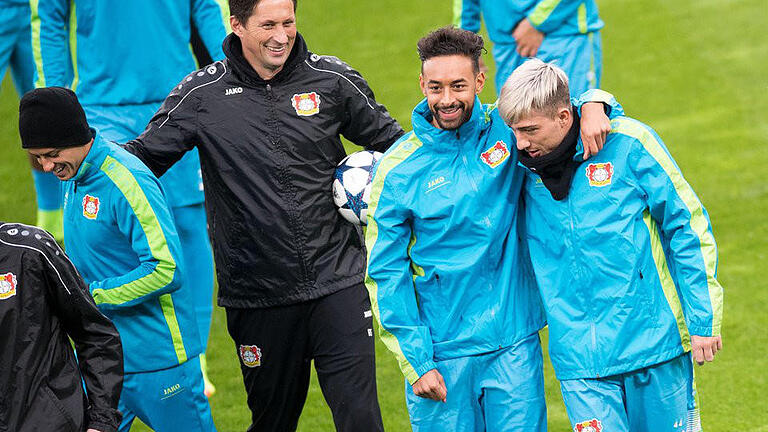 Training       -  Strahlende Gesichter beim Abschlusstraining von Bayer. Foto: Marius Becker