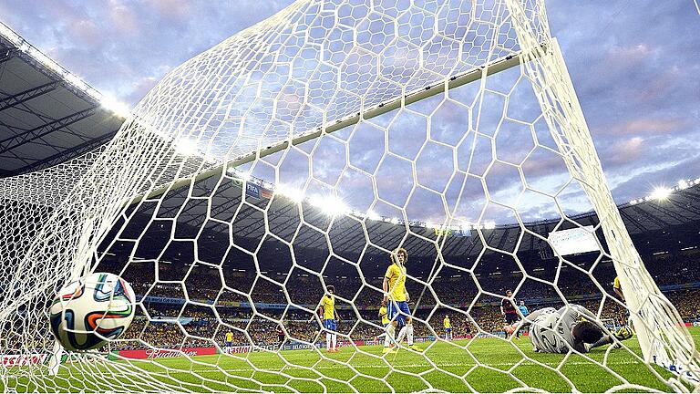 7:1-WM-Halbfinaltor kommt von Brasilien nach Würzburg       -  Legendäres WM-Halbfinale in Belo Horizonte am 8.Juli 2014: Deutschland besiegt Brasilien mit 7:1 (hier das 0:3 durch Toni Kroos). Das Originaltor kommt nun nach Deutschland &ndash; als Geschenk an die Deutsche Lepra- und Tuberkulosehilfe für eine Spendenaktion.