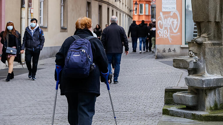 Immer mehr Menschen tragen in der Region freiwillig Atemschutzmasken - wie hier in der Würzburger Innenstadt. Kommt bald die Maskenpflicht?