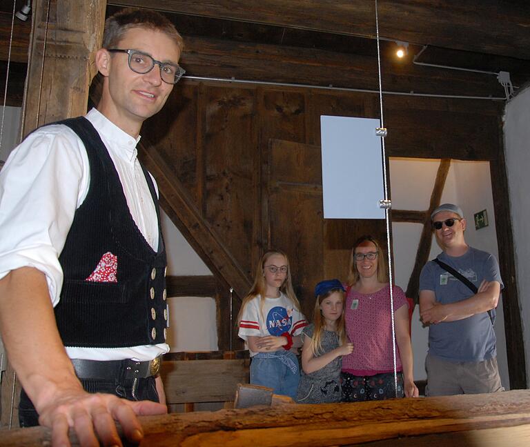 Sebastian Schmer gab beim Aktionstag 'Rund um die Burg' Einblicke ins Zimmererhandwerk. Sebastian Schmer gab beim Aktionstag 'Rund um die Burg' Einblicke ins Zimmererhandwerk.