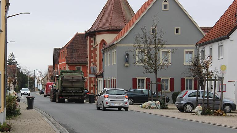 Vermehrtes Verkehrsaufkommen macht den Großlangheimern zu schaffen. Der Abbruch von Brücken zur Verbreiterung der Autobahn, damit verbundene Umleitungen, Staus auf der  Autobahn und der geplante Kreisel am Kitzinger Gusswerk dürften die Situation noch verschärfen.