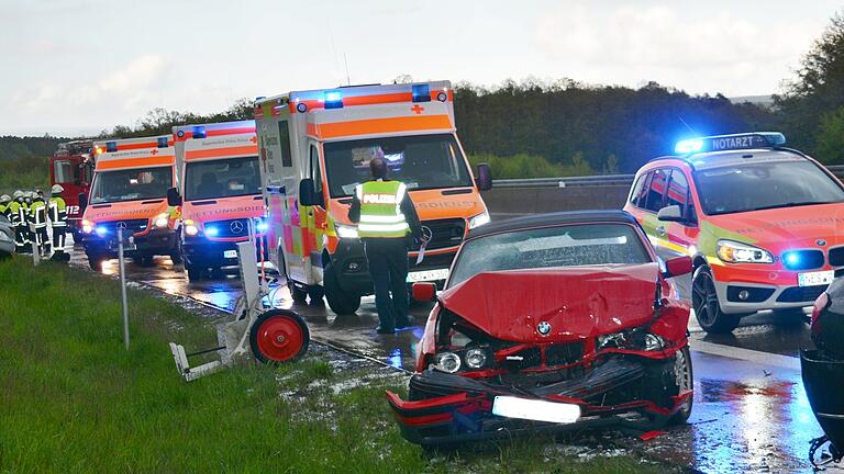 Bei schweren Verkehrsunfällen ist schnellste Hilfe gefragt, um die Verletzten gemeinsam mit der Feuerwehr aus ihrer Notfalllage zu retten.