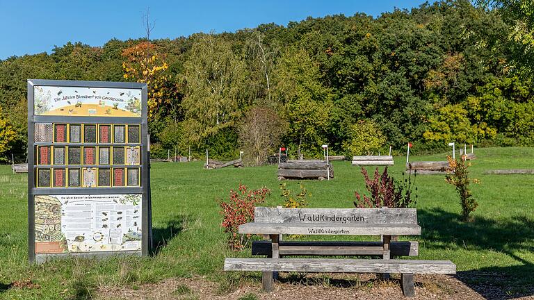 Unterwegs auf dem rund neun Kilometer langen Wanderweg 'Ums Mahlholz' rund um Gerolzhofen. Blick auf die Spielstätte des Waldkindergartens. Unterwegs auf dem rund neun Kilometer langen Wanderweg 'Ums Mahlholz' rund um Gerolzhofen. Blick auf die Spielstätte des Waldkindergartens.