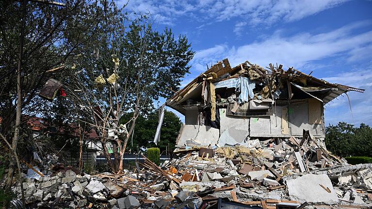 Reihenhaus in Memmingen eingestürzt       -  Ein Trümmerfeld bleibt nach der Hausexplosion in Memmingen .