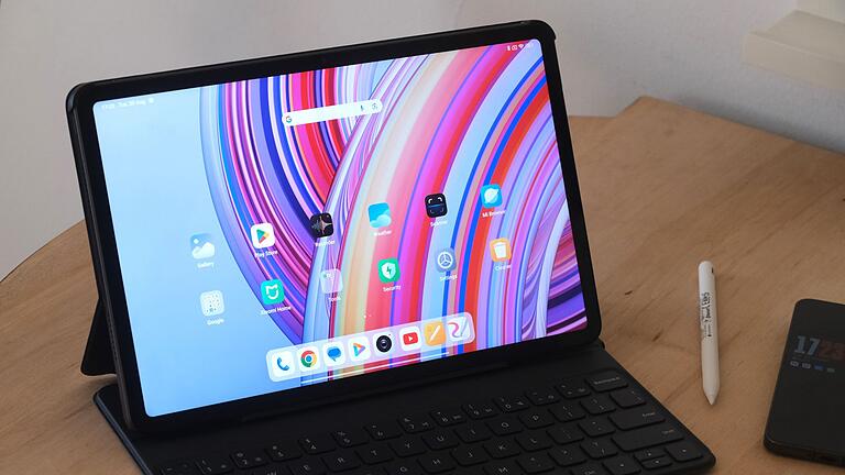 Xiaomi Redmi Pad Pro - In einer Zeit, in der die Bezeichnung „Pro” auf einem Tablet einen Preis von weit über 3.000 Euro bedeuten kann, macht Xiaomi etwas ganz Freches: Es bietet ein „Pro”-Tablet für unter 300 Euro an. Xiaomi Redmi Pad Pro - In einer Zeit, in der die Bezeichnung „Pro” auf einem Tablet einen Preis von weit über 3.000 Euro bedeuten kann, macht Xiaomi etwas ganz Freches: Es bietet ein „Pro”-Tablet für unter 300 Euro an.