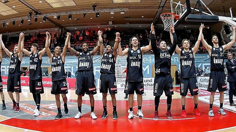 Basketball - easyCredit BBL - s.Oliver Wuerzburg - EWE Baskets Oldenburg       -  Ein lange nicht gesehenes Bild: Würzburgs Bundesliga-Basketballer feiern mit ihren Fans einen Sieg, den ersten unter Coach Dirk Bauermann.