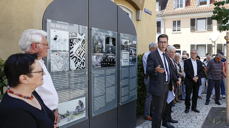 Bei der Übergabe der Gedenkstätte Dürrenberg in der Nähe der Heidingsfelder Synagoge hielt Würzburgs Oberbürgermeister Christian Schuhardt die Eröffnungsrede. Foto: Johannes Kiefer