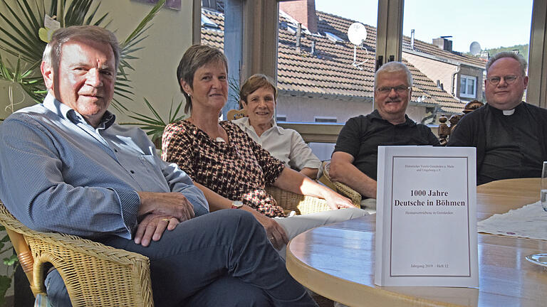 "1000 Jahre Deutsche in Böhmen - Heimatvertriebene in Gemünden" heißt die neue Veröffentlichung des Historischen Vereins. Daran mitgearbeitet haben unter anderem (von links): Gerhard Köhler, Andrea Geßner, Lotte Bayer, Bruno Schneider und Pfarrer Richard Englert. "1000 Jahre Deutsche in Böhmen - Heimatvertriebene in Gemünden" heißt die neue Veröffentlichung des Historischen Vereins. Daran mitgearbeitet haben unter anderem (von links): Gerhard Köhler, Andrea Geßner, Lotte Bayer, Bruno Schneider und Pfarrer Richard Englert.