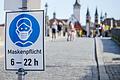 Wo sich gewöhnlich viele Menschen drängen, gilt noch immer eine Maskenpflicht – in Würzburg aktuell auf der Alten Mainbrücke.&nbsp;